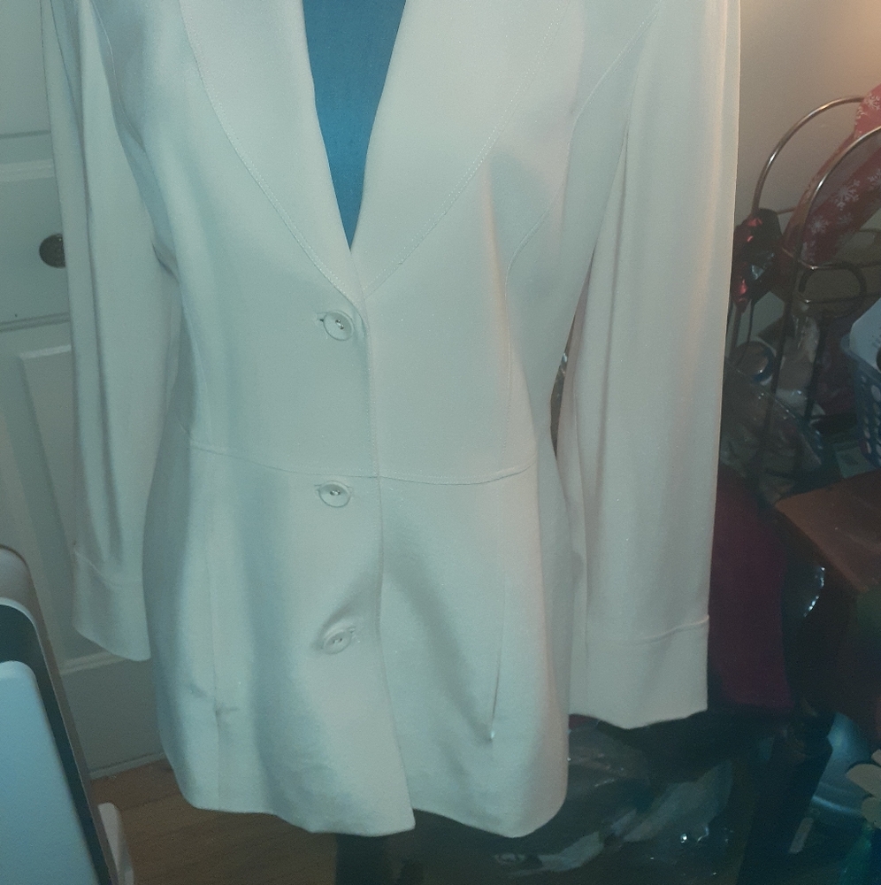 Elegant Cream Women's Blazer - Picture 3 of 4
